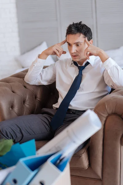 Exausto homem nervoso ficando louco depois de perder o emprego — Fotografia de Stock