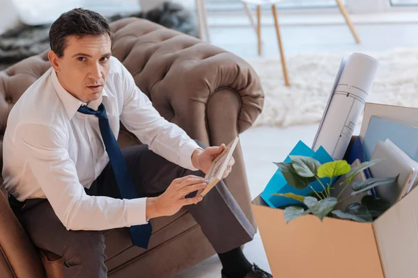 Homem demitido emocional olhando para a foto memorável — Fotografia de Stock