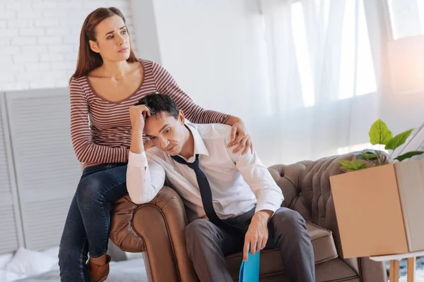 Dos personas cercanas que parecen molestas mientras están sentadas juntas — Foto de Stock