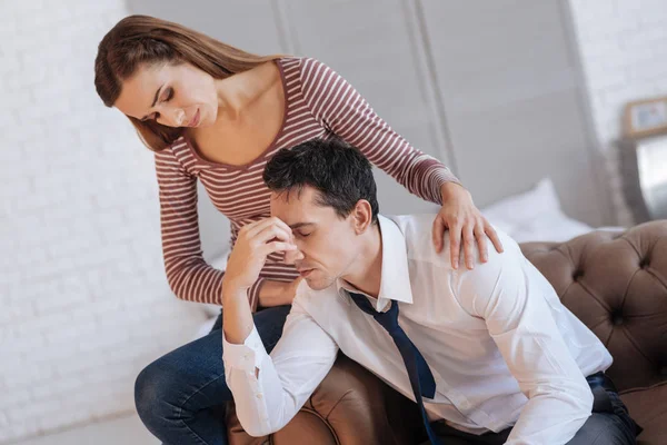 Liefdevolle jonge vrouw helpt haar depressieve man — Stockfoto