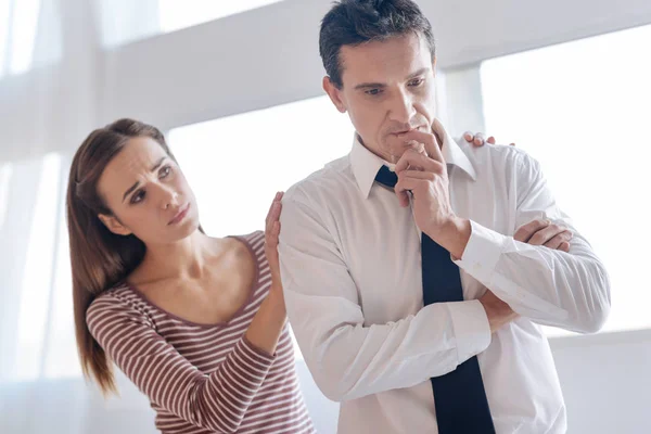 Aangename liefhebbende echtgenoot helpen haar geïrriteerd nerveus man te kalmeren — Stockfoto