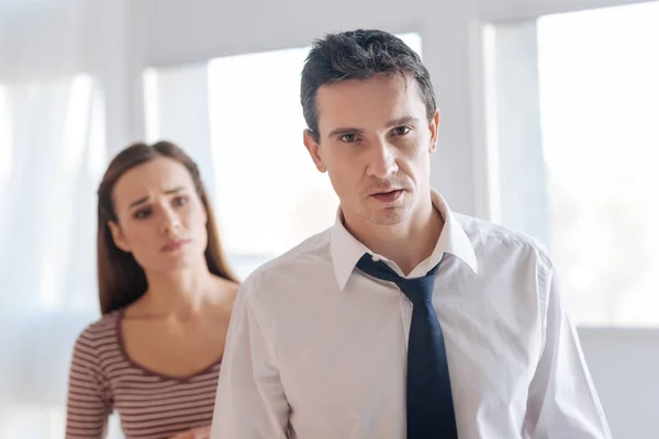 Stanco impiegato tornando a casa dopo una giornata difficile — Foto Stock