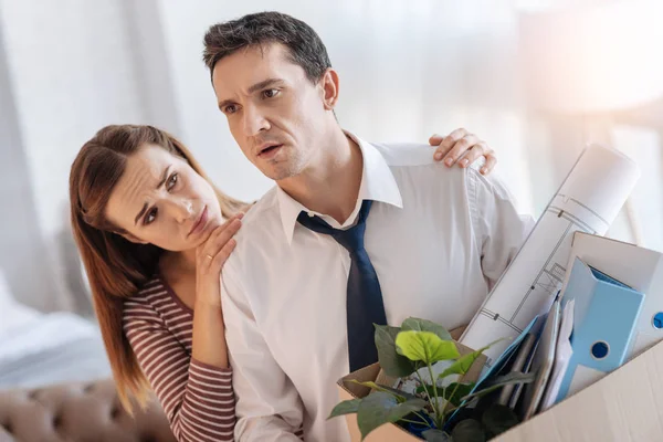 Kärleksfull unga fru tittar på maken upprörd arbetslösa — Stockfoto