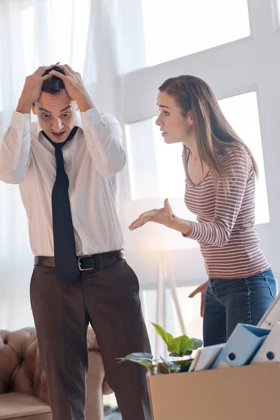 Kızgın adam korkunç kavganın yorgun seyir yorgun