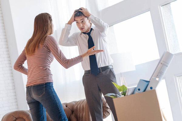 Раздраженная эмоциональная жена обвиняет мужа в потере хорошей работы
