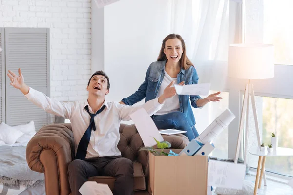 Gente sonriente feliz lanzando documentos y mirando contenta — Foto de Stock