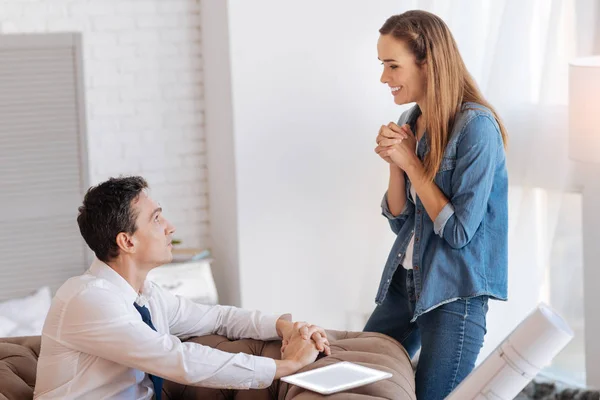 Щаслива молода жінка розповідає чоловікові про те, як отримати нову роботу — стокове фото