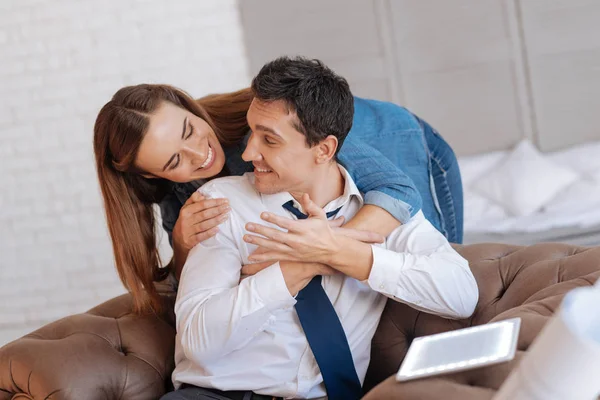 Kärleksfull hustru ler till maken slag medan kramar honom — Stockfoto
