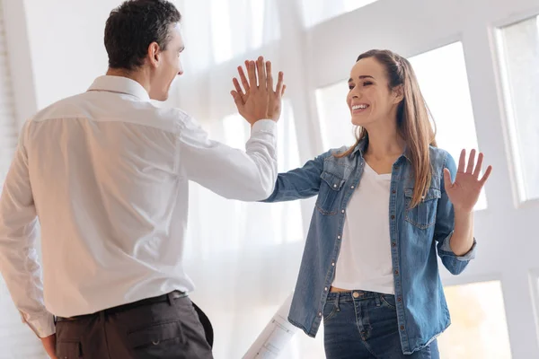 Glücklich lächelnde Frau gibt ihrem geliebten Mann fünf — Stockfoto