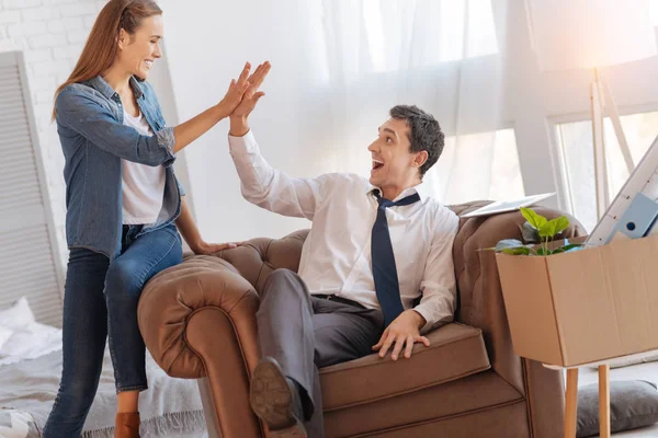 Mulher bonita alegre cumprimentando seu marido emocionalmente animado — Fotografia de Stock