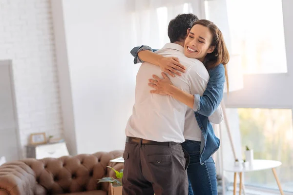 Upphetsad kärleksfull hustru kramar maken snäll stödjande — Stockfoto