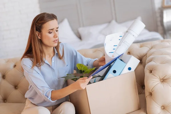 Mujer joven nerviosa mirando los documentos y gráficos — Foto de Stock