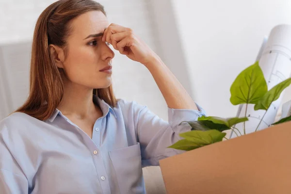 Traurige arbeitslose Frau, die versucht, zu Hause nicht zu weinen — Stockfoto