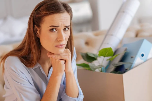 Mujer joven infeliz sentada con la cabeza en las manos — Foto de Stock