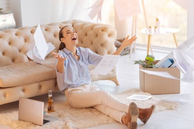 Belgeleri atma ve gülümseyen neşeli genç kadın