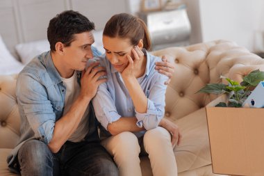 Sevgi dolu insan gülümsemek için üzgün ateş karısı ikna