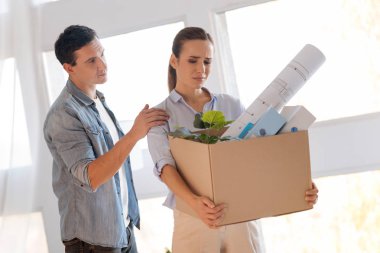 Sevgi dolu adam omuz onun üzgün dokunmadan eşi reddetti