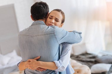 Yorgun görevden kadın seven kocası sarılma