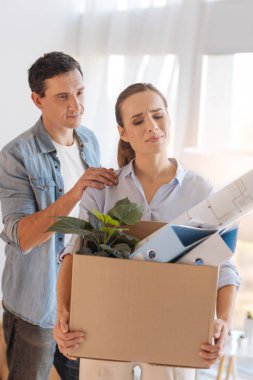 Rahatsız üzgün ateş kadın gelecek ev ve onu teselli koca