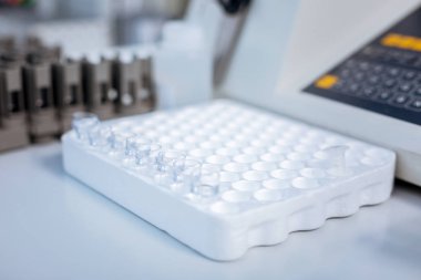 Temiz kullanım testi cam ayakta masada hazır