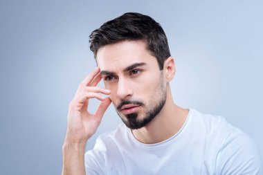 Akıllı Yöneticisi mesafe içine bakarken yeni onun çalışanları hakkında düşünme