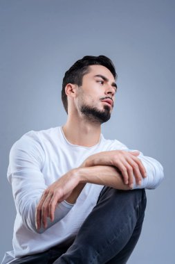 Oturma ve gelmek kız arkadaşı için bekleyen yorgun sıkılmış adam