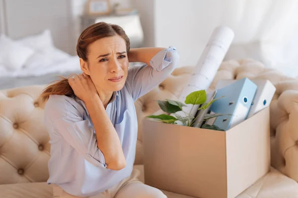 Эмоциональная отчаявшаяся женщина плачет, сидя на диване — стоковое фото