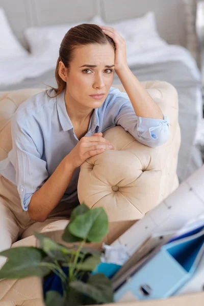 Jeune femme déprimée réalisant la perte d'un emploi — Photo