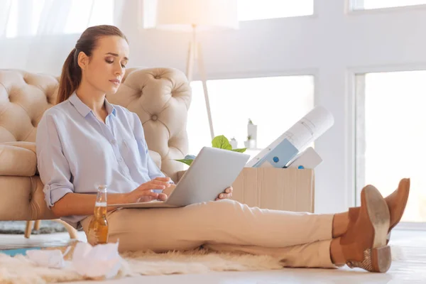 Calma donna attenta digitando un testo mentre beve a casa — Foto Stock