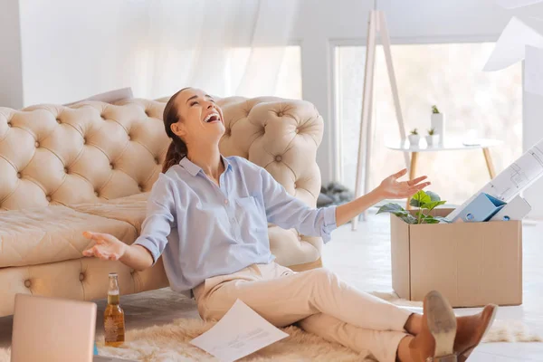 Emotionale junge Frau sieht aufgeregt aus, während sie zu Hause ist — Stockfoto