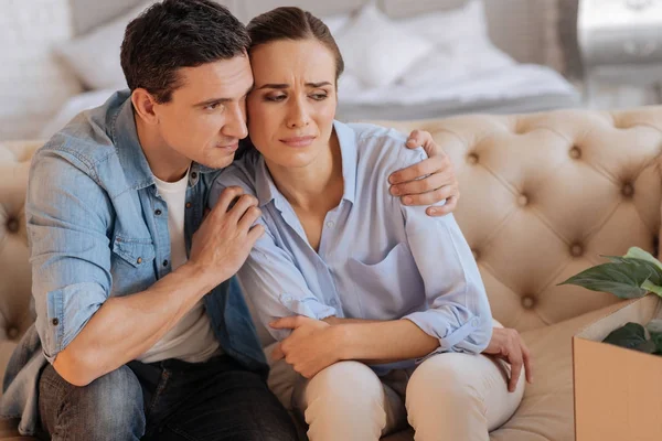 Soort rustig man ondersteunen en knuffelen zijn triest vrouw — Stockfoto