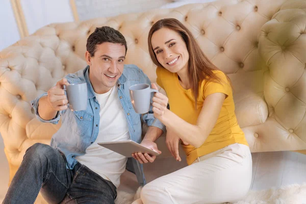 Feliz gente sonriente disfrutando de su té favorito — Foto de Stock