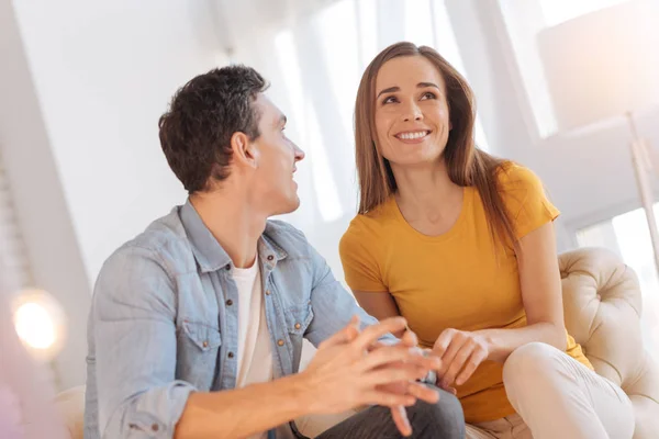 Fröhlich liebende Menschen diskutieren über ihre Zukunft und lächeln — Stockfoto