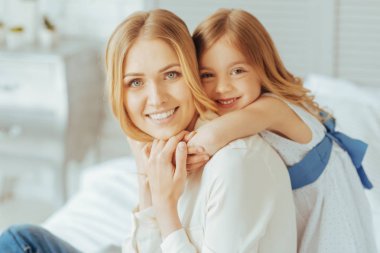 Tatlı gülen kız annesi sarılma