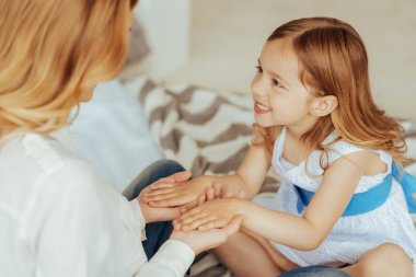 Anneler ellerini tutarak pozitif sevimli kız