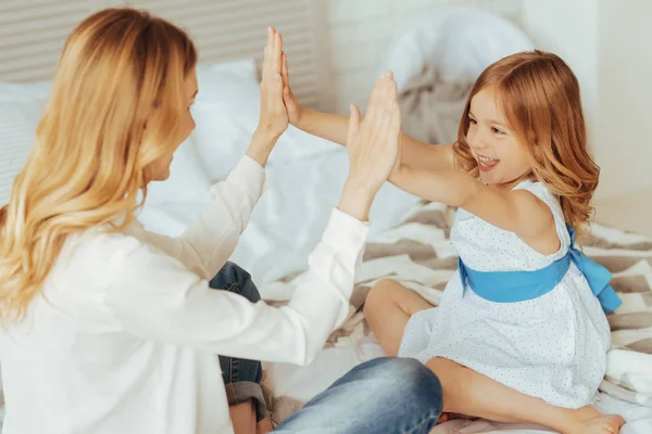 Feliz alegre mãe e filha se divertindo — Fotografia de Stock