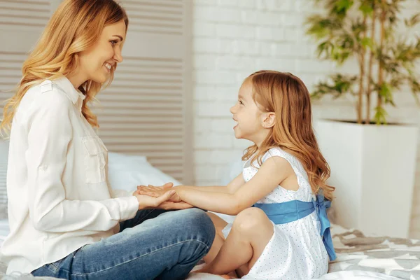 Mulher loira bonita olhando para sua filha — Fotografia de Stock