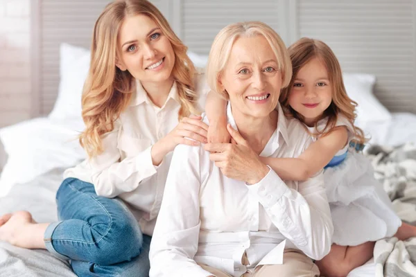 Glückliche ältere Frau verbringt Zeit mit ihrer Familie — Stockfoto