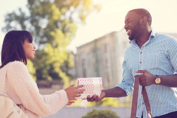 Pozitif iyi adam kız arkadaşına hediye veriyor — Stok fotoğraf