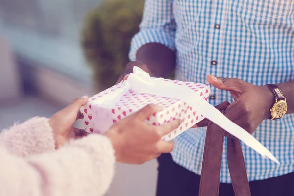 Gros plan d'une boîte cadeau rose — Photo