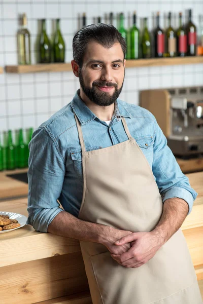 Ayakta ve nazikçe gülümseyen bir rahat kafe sakin dost sahibi — Stok fotoğraf