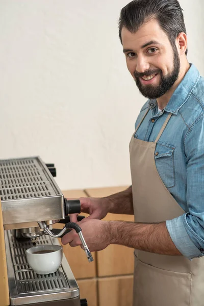 İş yerinde olurken kahve yapma neşeli genç adam