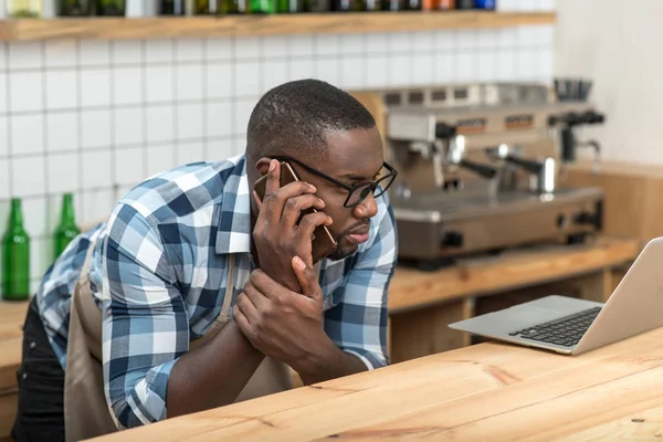 Ciddi profesyonel çalışan bir telefonda konuşurken laptop arıyorum