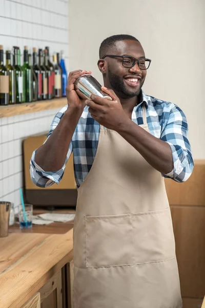 Emocionado barman experto sonriendo mientras que hace un buen cóctel — Foto de Stock