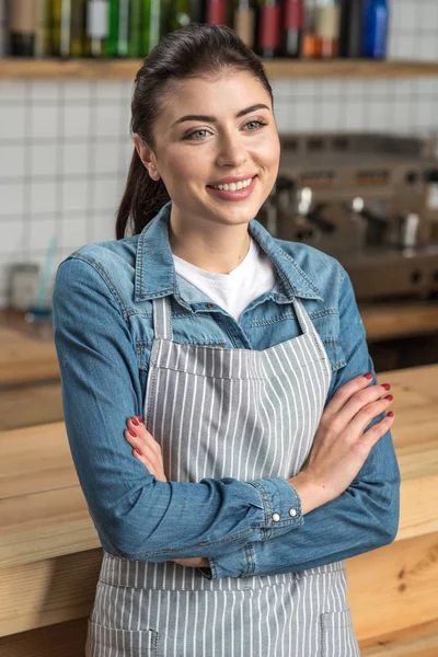Cute młoda kelnerka stojąc z rękami, kciuki i uśmiechając się — Zdjęcie stockowe