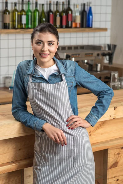 Camarera linda estar en su primer día de trabajo y esperando a los visitantes —  Fotos de Stock