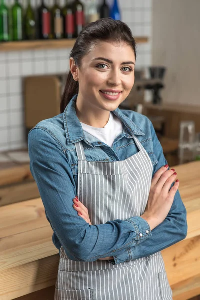 Härliga glada servitrisen står och väntar på besökarna — Stockfoto