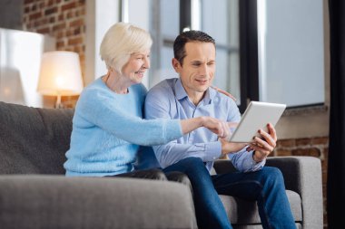 Canlı kadın kıdemli ve online alışveriş yaparken oğlu