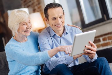 Büyüleyici kadın kıdemli tablet kullanmayı öğrenme