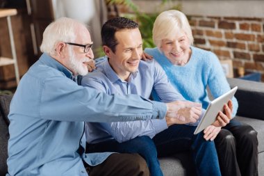 Yaşlı anne oğulları tablet hakkında soru